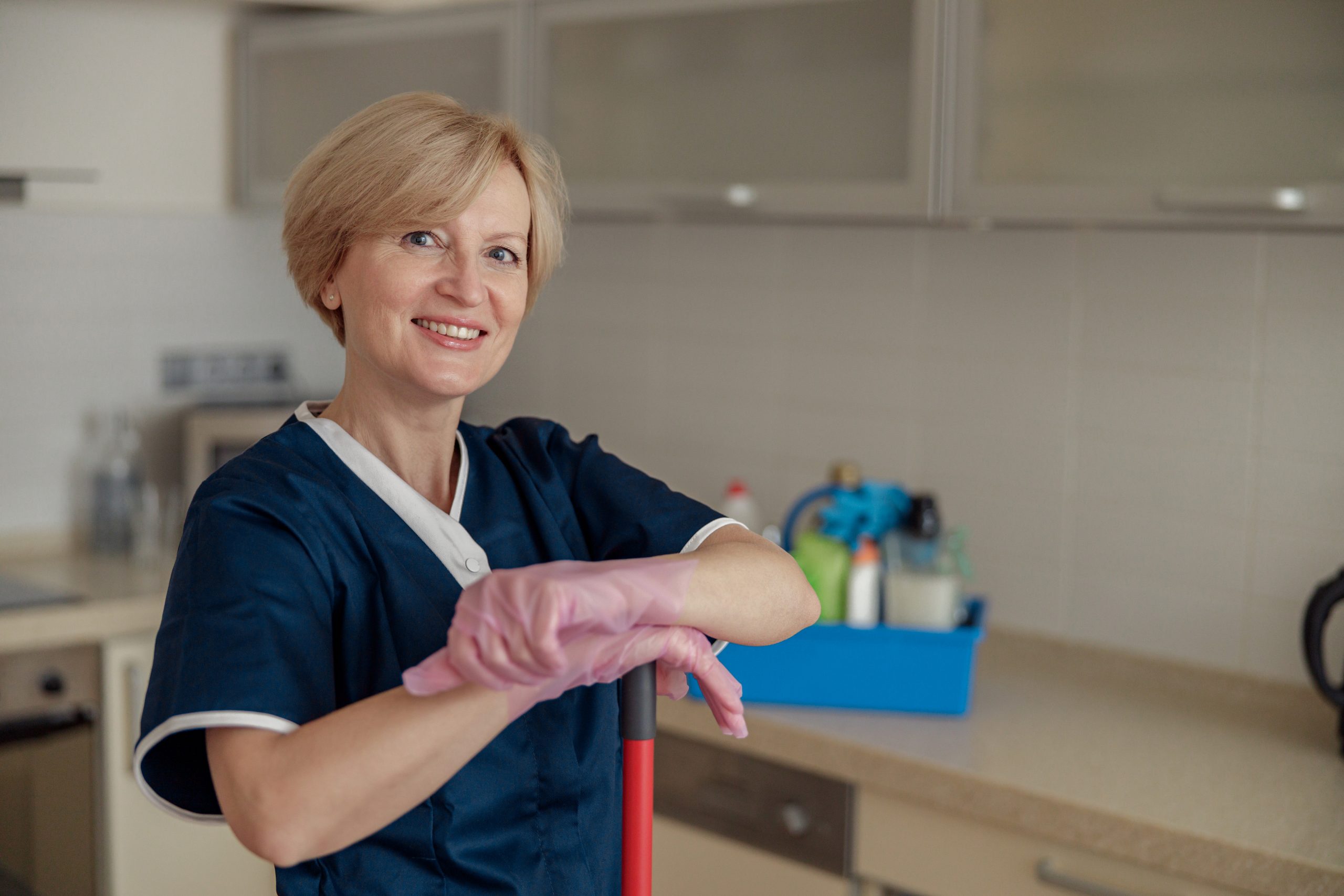 différence aide à domicile femme de ménage, auxiliaire de vie ADVF advf, aes, rcsad, petite enfance, umeg, créteil, formation, alternance, aide à domicile, sanitaire et social, médico social, aidant, aide soignante, infirmière, personnes âgées, enfants