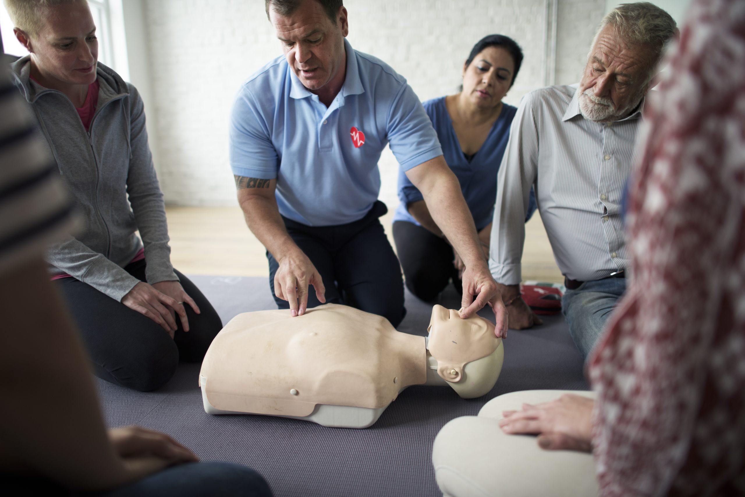 secouriste, sst, formation premiers secours, umeg, formation, formations, médico social, sanitaire et social, aes, advf, iepe, rcsad, deaes, petite enfance, soin, infirmière, aide-soignante, soigner, patient, ménage, femme de ménage, nounou, aide à domicile, hôpital, garde d'enfants, ehpad, aide aux familles, personnes âgées, soigner, alternance, créteil, courbevoie, saint denis